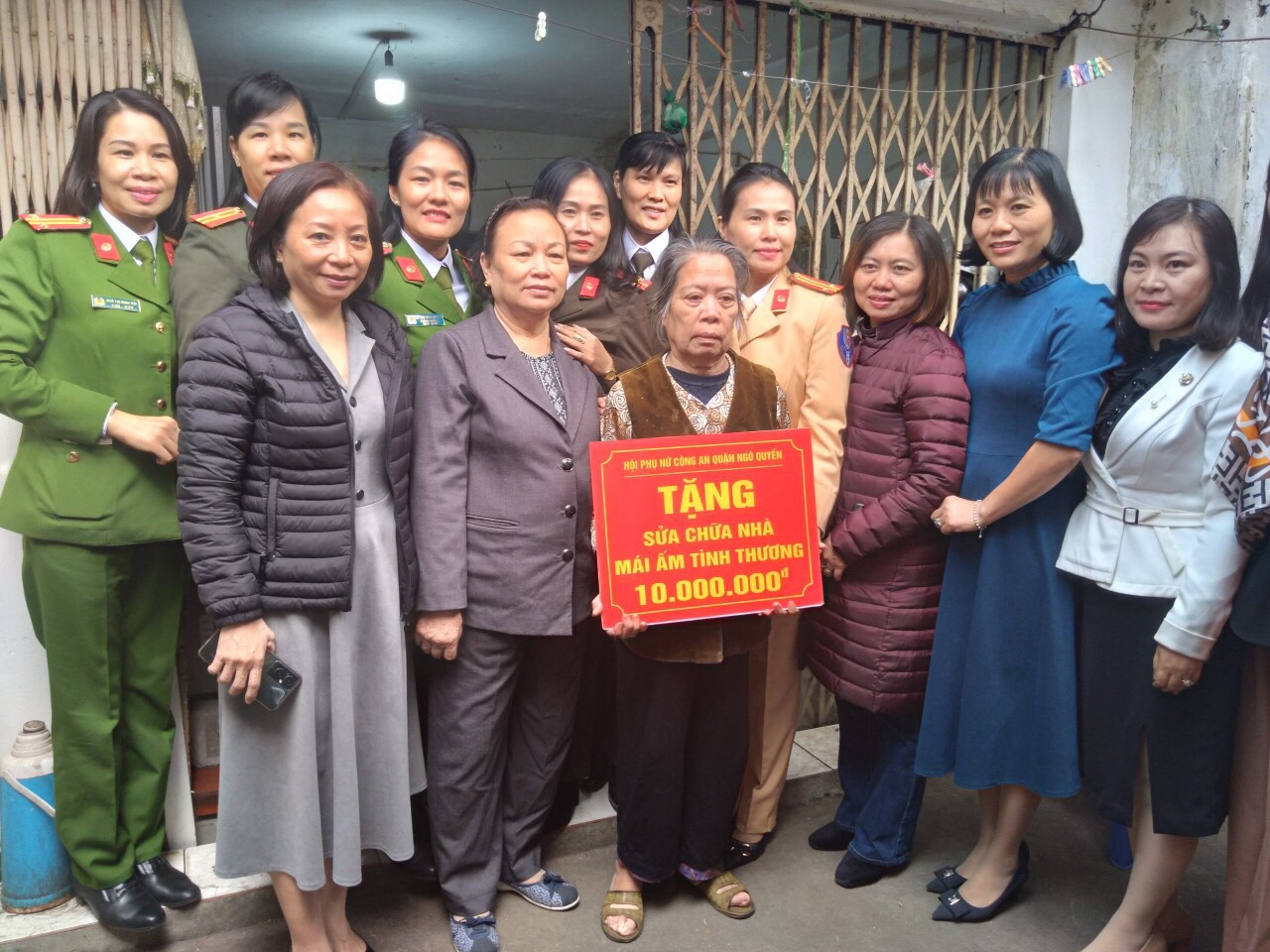 Hội Phụ nữ Công an quận Ngô Quyền hỗ trợ phụ nữ có hoàn cảnh khó khăn sửa chữa nhà